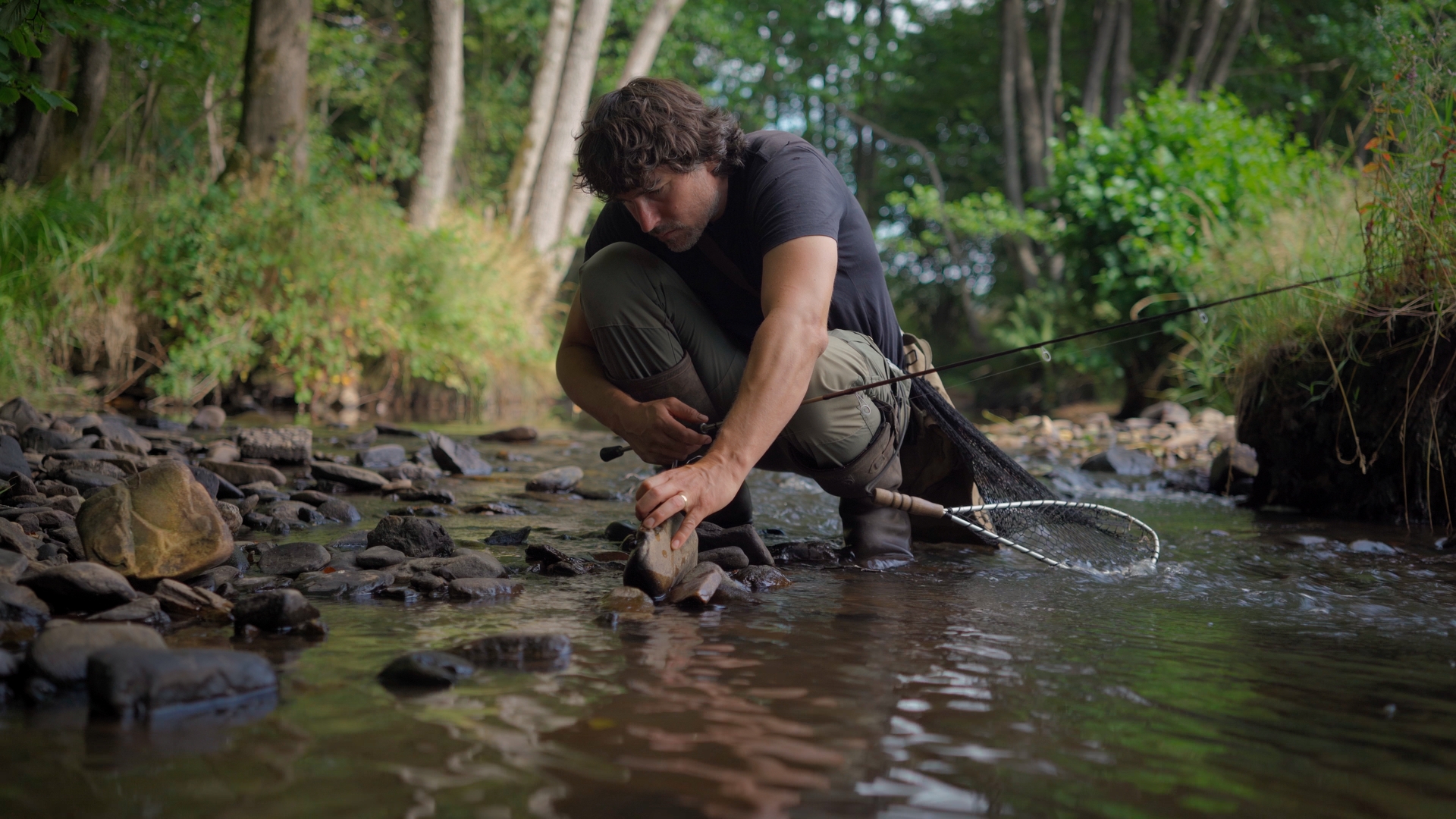 Dr. Sebastian Hoffmann am Wasser – Angelschein Saarland online machen